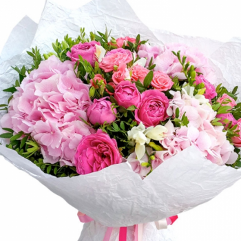 Букет из гортензий и роз "Сластена"